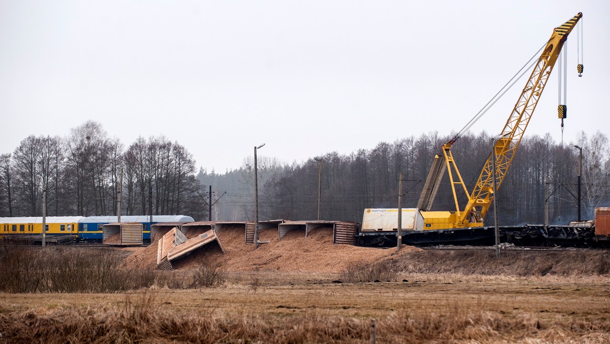 Wypadek pociągu towarowego na Podlasiu. Wykoleiło się siedem wagonów