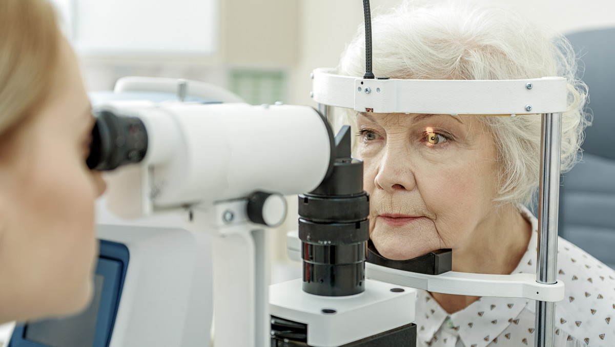 Katarakta, czyli zaćma to choroba oczu, która ma różne przyczyny – również genetyczne. Może dotknąć każdej części oka. Choroba powoduje zmętnienie soczewki. Cierpisz na kataraktę oczu? Wiedz, że tylko operacja może poprawić twój stan. Pamiętaj, że brak odpowiedniej reakcji może doprowadzić nawet do ślepoty.
