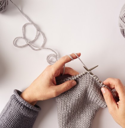 Wenn man Schritt für Schritt vorgeht und sich zu Beginn keine zu komplexen Vorlagen aussucht, gelingt das Stricken auch bei Anfängern.