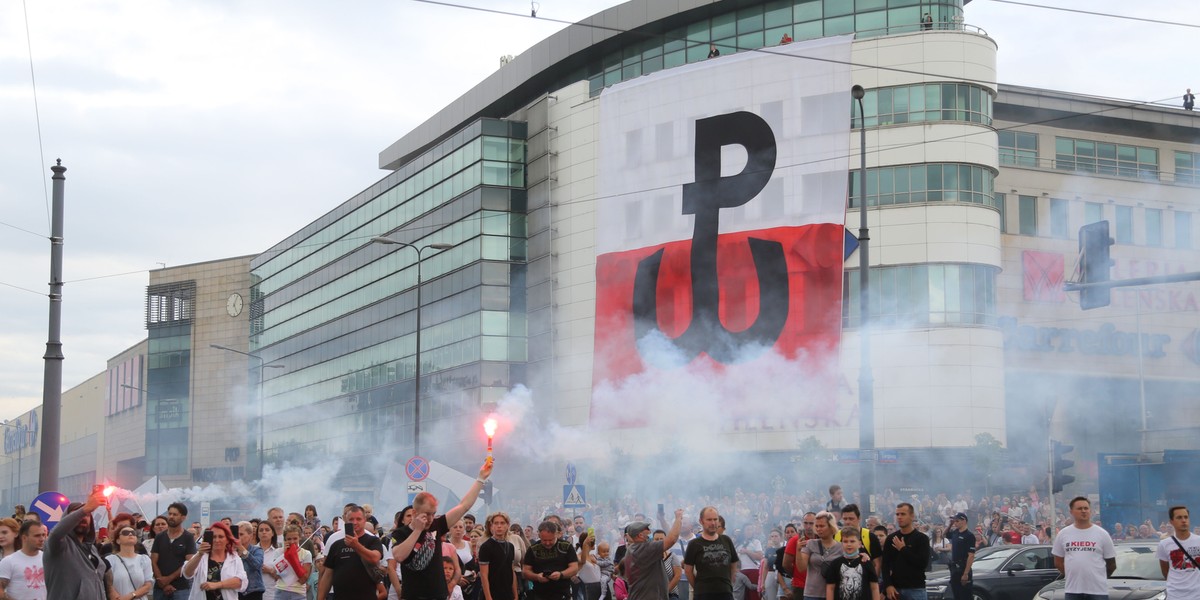 Skrzyżowanie al. Solidarności i Targowej.