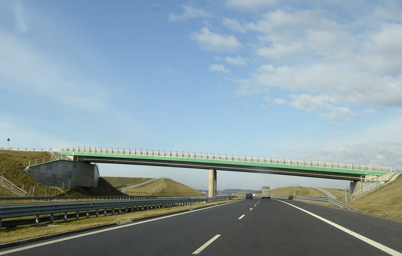 Ostatni odcinek – pomiędzy Przeworskiem a Rzeszowem, wciąż jest w budowie. Według planów jego budowa ma zostać ukończona w sierpniu 2016 roku. Łączna długość całkowicie ukończonej autostrady ma wynieść 672 km. Na zdj. Odcinek autostrady A4 w okolicach Jarosławia na Podkarpaciu, <br><br>fot. PAP/Darek Delmanowicz