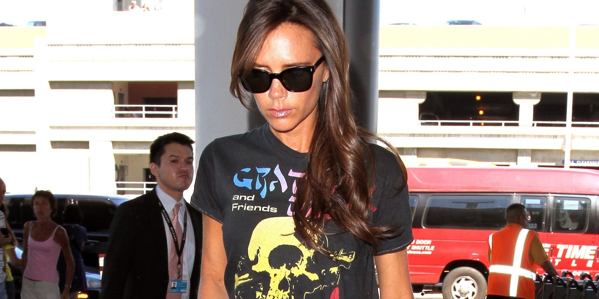 Victoria Beckham w rockowym T-shircie