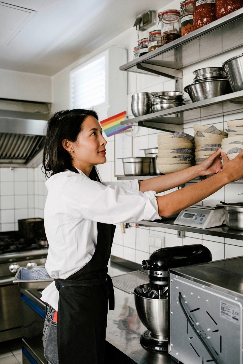 WAHLBERLINERIN «Berlin ist roh und real. Seine progressive Energie macht mich zu einem besseren Menschen.» Kambhu in der Küche des «Kin Dee». 