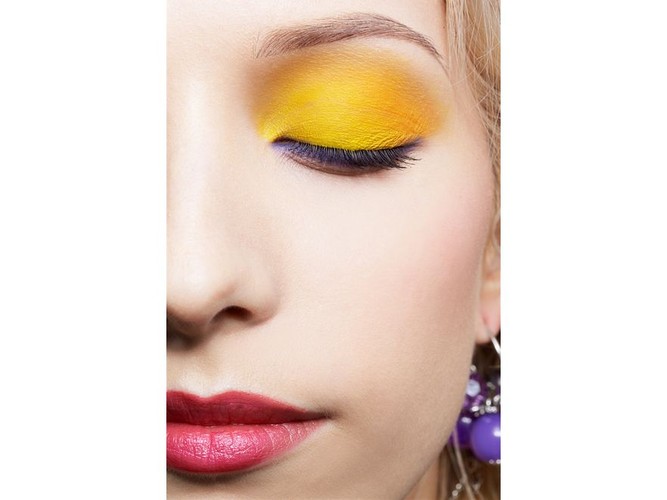 Żółć powiek mają uzupełnić usta w złamanym lub intensywnym odcieniu czerwieni