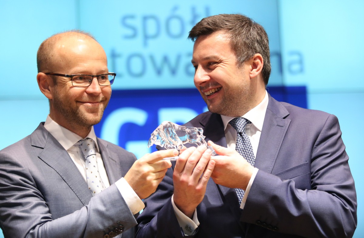 Członek zarządu Altus TFI S.A. Andrzej Zydorowicz (L) oraz prezes zarządu Altus TFI S.A. Piotr Osiecki (P) w czasie debiutu spółki na głównym rynku warszawskiej Giełdy Papierów Wartościowych, 11 bm. (kru) PAP/Leszek Szymański
