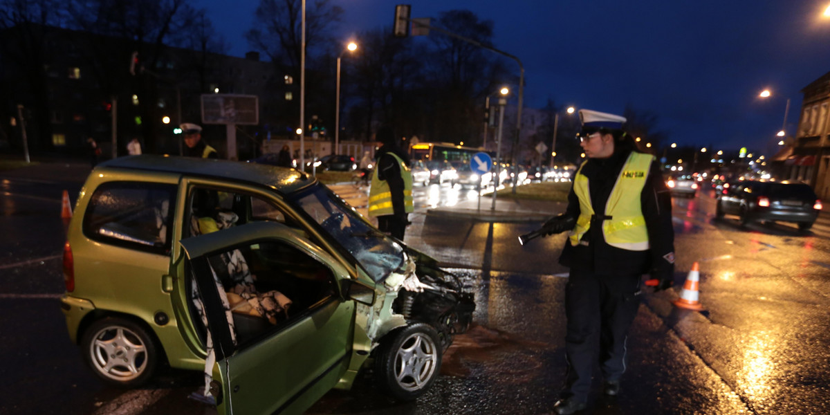 Dramat na skrzyżowaniu. Kierowcę wyrzuciło z samochodu