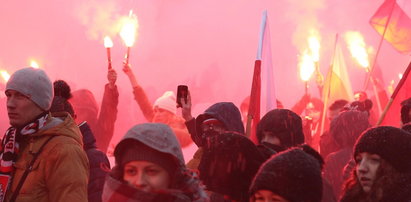 Tłumy ludzi, petardy, race - Marsz Niepodległości w Warszawie