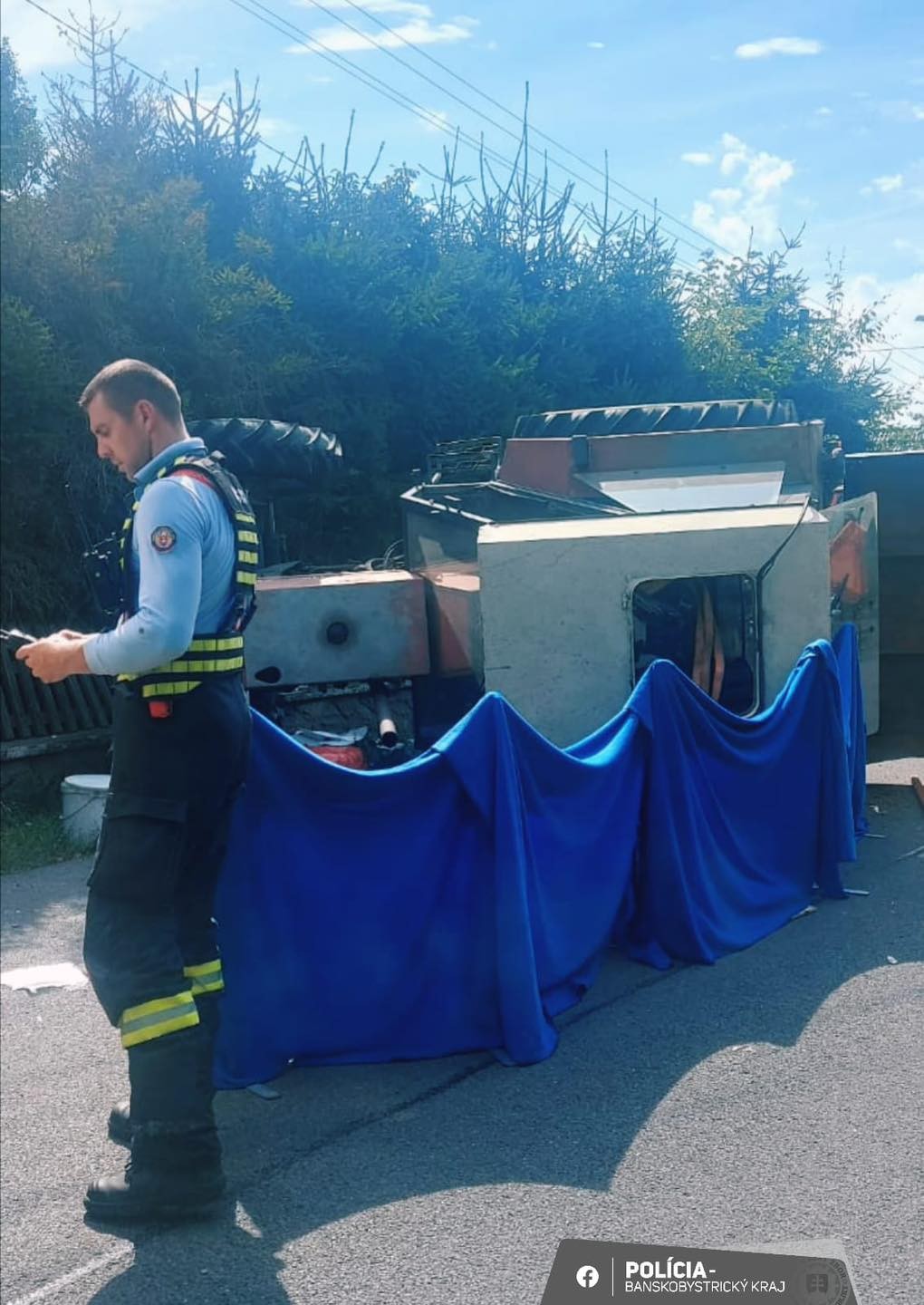 V Podhorí sa mladý vodič prevrátil s traktorom, zraneniam podľahol.