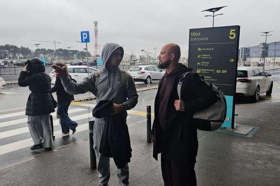 "BIO JE MOMENAT DA LI ĆE DA SKOČI SA TERASE" Pevač se zadužio, a od porodice sve krio do poslednjeg trenutka: "Imamo 500.000 evra"