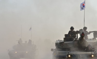 Błaszczak: Do Gdyni dotarł kolejny statek z koreańskimi czołgami K2 i armatohaubicami K9