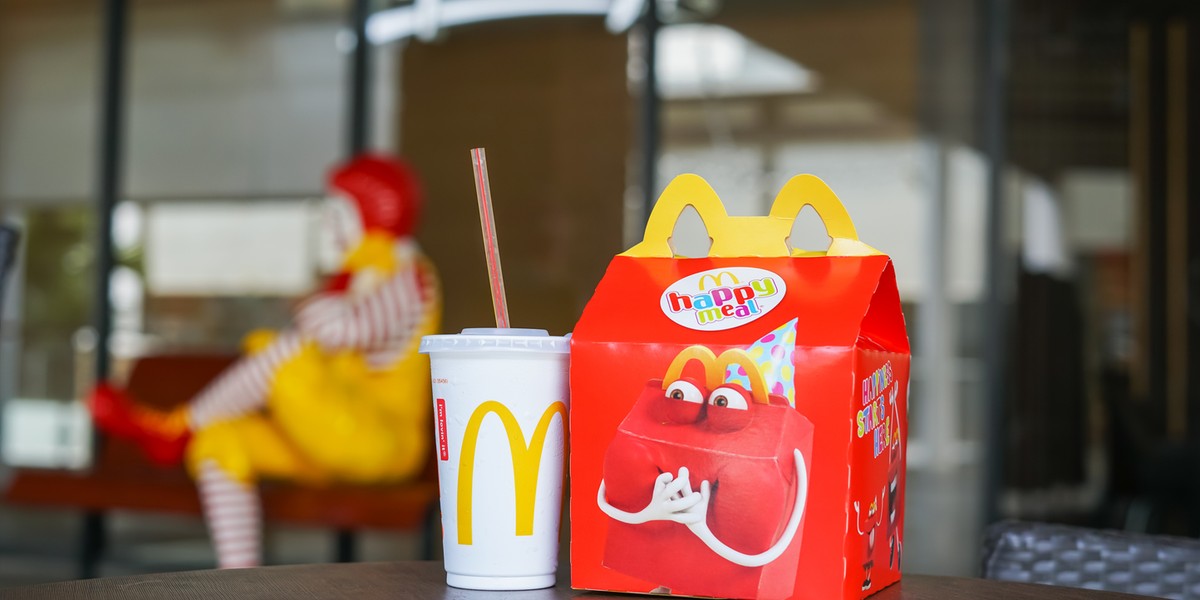 Zestaw Happy Meal jest czymś, co od lat kojarzone jest z marką McDonald's. W latach 90. można było w nim znaleźć pluszowe minizabawki. Sieć współpracowała z długą listą partnerów, by zaoferować w swoich zestawach zabawki ze znanych filmów, bajek i seriali.