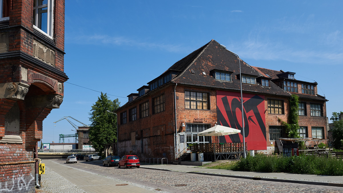 Miasto Gdańsk zakupiło zlokalizowany na terenach postoczniowych budynek dawnych warsztatów szkolnych. Obiekt zostanie przekazany w użytkowanie Muzeum Narodowemu w Gdańsku, które ma w nim urządzić część Muzeum Sztuki Współczesnej.