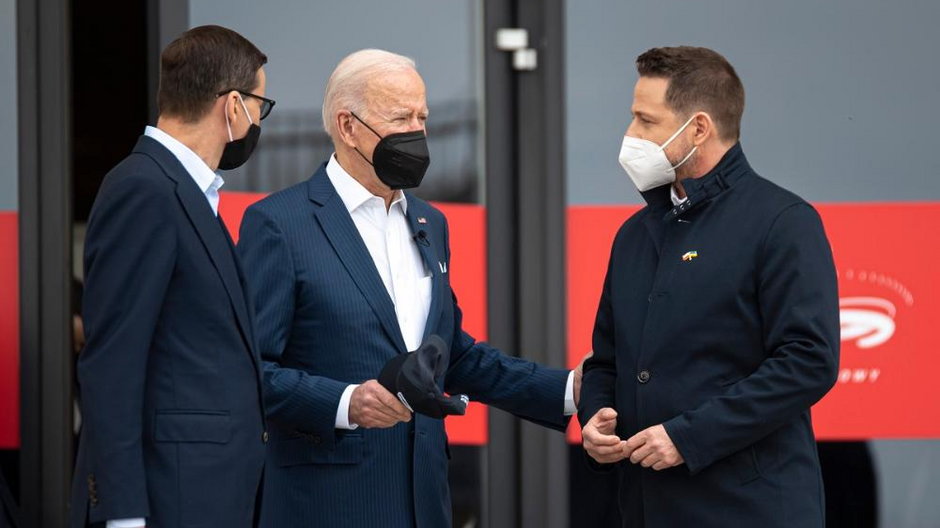 Joe Biden (C) podczas wizyty w Warszawie w towarzystwie premiera Mateusza Morawieckiego (L) i Rafała Trzaskowskiego (P)