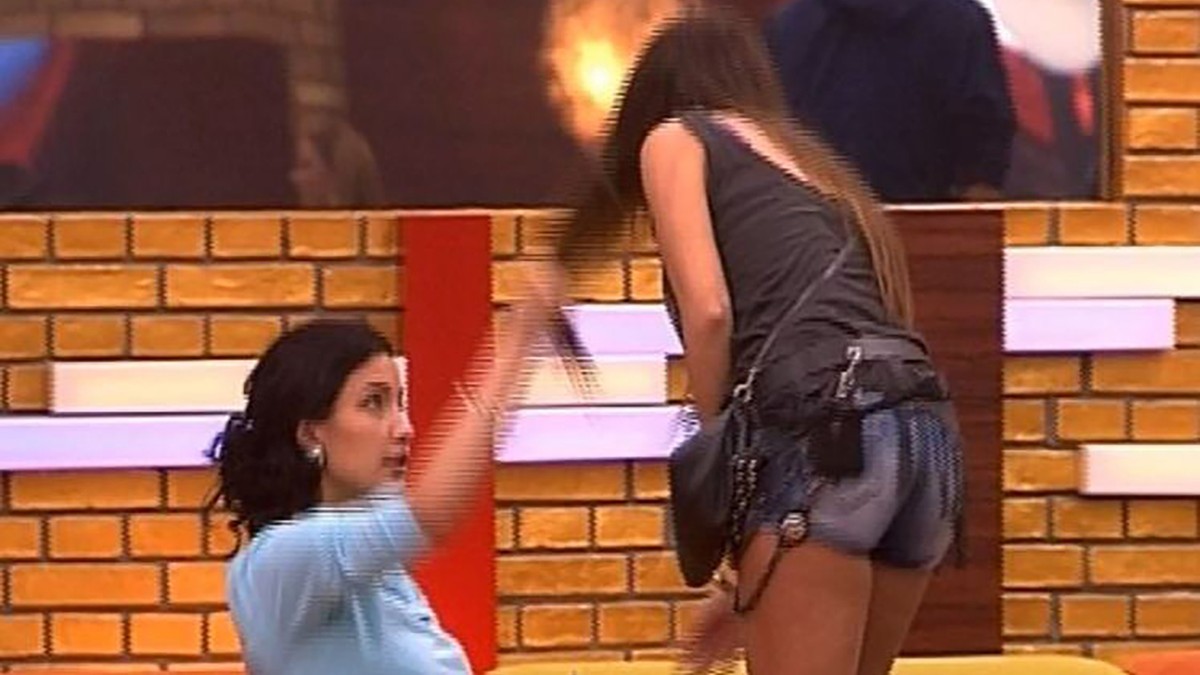 Otišla iz Srbije nakon što se potukla sa poznatom pevačicom na televiziji