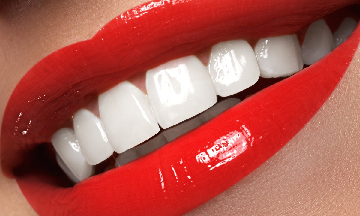 Ta fioletowa pasta usuwa żółte tony z zębów jak papier ścierny! Trwale wybiela za grosze