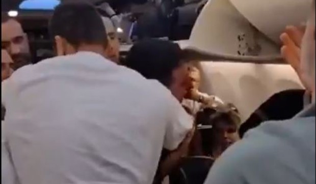 Otvaranje vrata u avionu