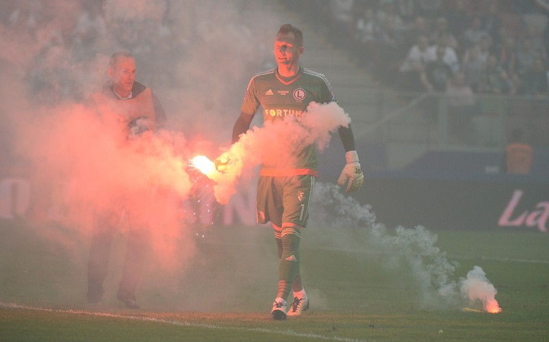 Skandal na Narodowym. Bramkarz Legii trafiony racą. Bójka kibiców. Stadion cały w dymie