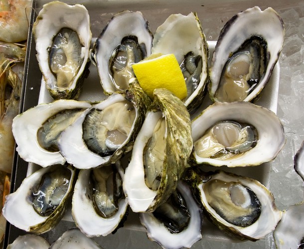<b>Ostrygi</b><br />Najpopularniejsze są w wersji na surowo, skropione cytryną. Pyszne są także duszone w winie albo zapiekane