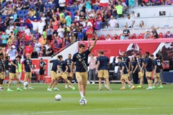 Lewandowski wrócił do Monachium. Kibice Bayernu niemiło pożegnali Polaka [WIDEO]