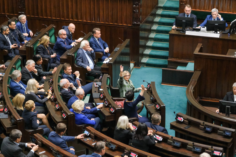 Posłowie PiS głosują podczas posiedzenia Sejmu w Warszawie