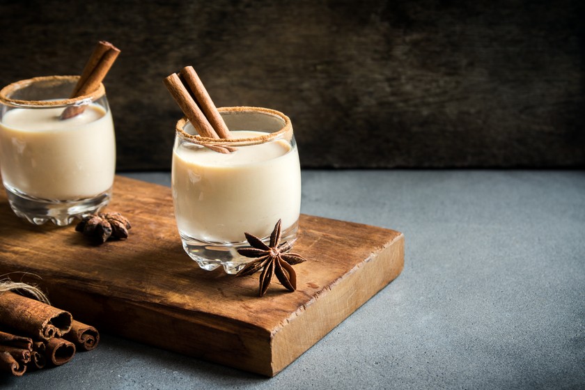 Le lait de poule (eggnog) se déguste souvent pendant la période de Noël aux États-Unis. 