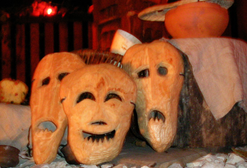 Pokarmy dla duchów zmarłych i symbolizujące ich maski
