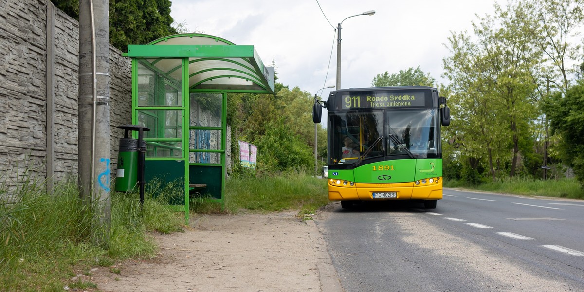 Stary przystanek autobusowy, który przejdzie metamorfozę.