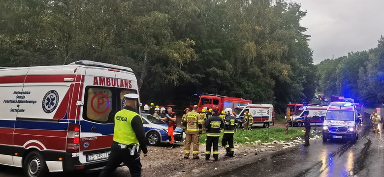 Bus z dziećmi zderzył się z ciężarówką. 18 osób poszkodowanych, trzy ciężko ranne