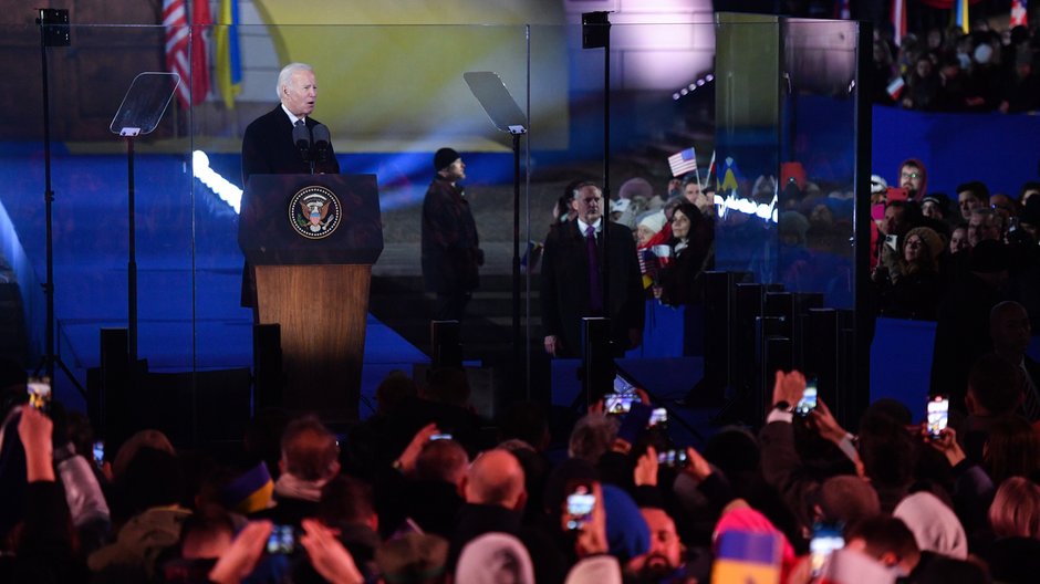 Joe Biden wygłasza przemówienie do narodu polskiego w Arkadach Kubickiego w ogrodach Zamku Królewskiego w Warszawie, 21.02.2023 r.