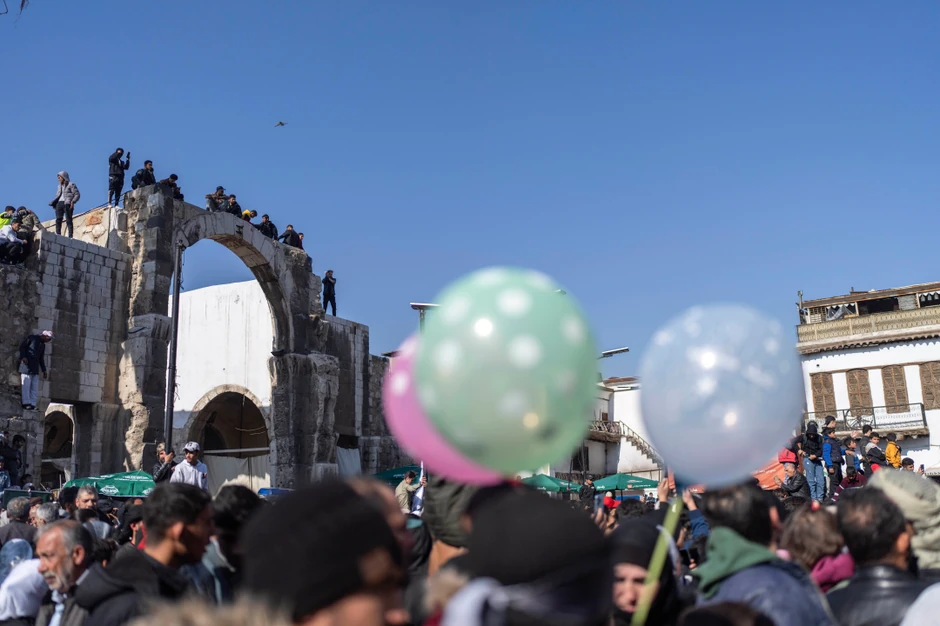 Sirijci kod džamije Umajad na molitvi petkom u Damasku 10. januara