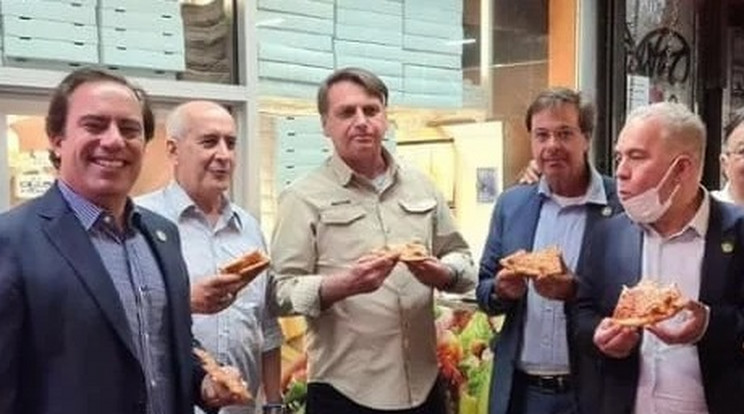 Jó étvágyat! Bolsonaróékat (a brazil elnök középen) nem engedték be, az előtte letolt maszkban étkező egészségügy-miniszter pedig még nem sejti, hogy pozitív lesz az covid-tesztje / Fotó: Instagram