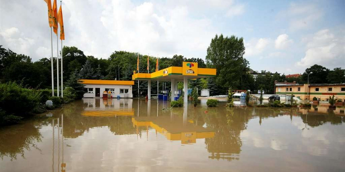 Woda wdarła się na stację. Paliwo grozi wybuchem