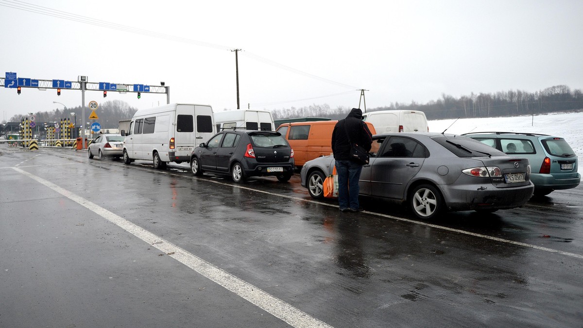 Osoby niezadowolone z wprowadzenia od 1 stycznia na Ukrainie nowych przepisów celnych zablokowały trzy ważne przejścia graniczne z Polską – poinformowała ukraińska policja i lokalne media.