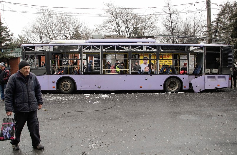 Ostrzelany trolejbus na przystanku w Doniecku