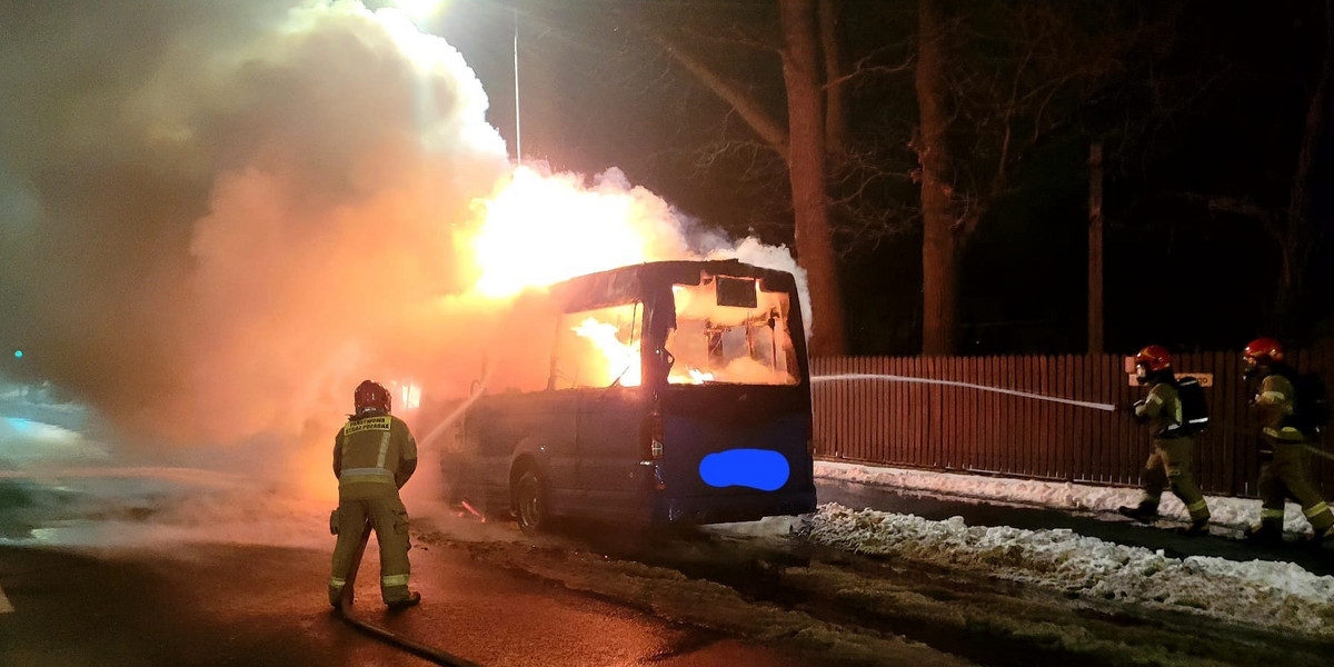 Dramatyczny pożar w Markach. Palił się autobus komunikacji miejskiej.