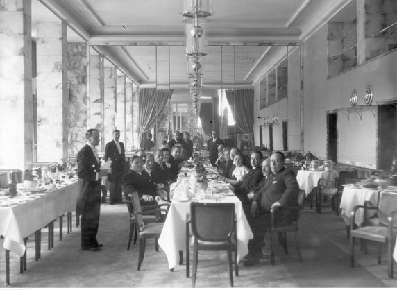 Śniadanie dla gości przybyłych na uroczystość poświęcenia hotelu Patria (1935 r.)