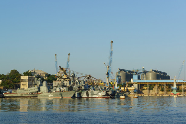Kuter rakietowy "Iwanowiec", pierwszy z lewej, zacumowany w porcie w Sewastopolu