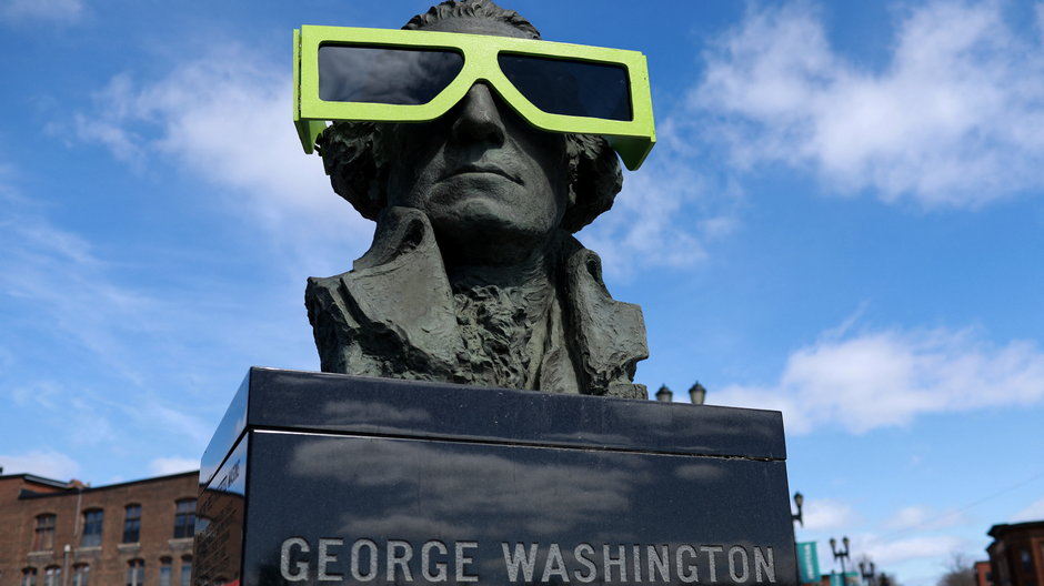 "Zaćmieniowe" okulary na pomniku Jerzego Waszyngtona 7 kwietnia 2024 r. w Houlton w stanie Maine