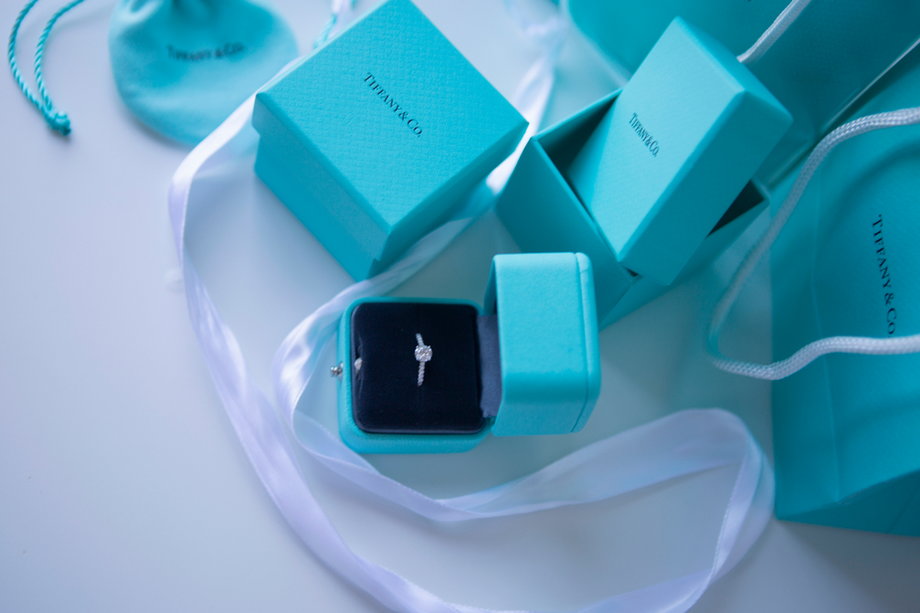 Kolor Tiffany Blue, nawiązujący do barwy jaj drozda, to znak rozpoznawczy firmy Tiffany & Co