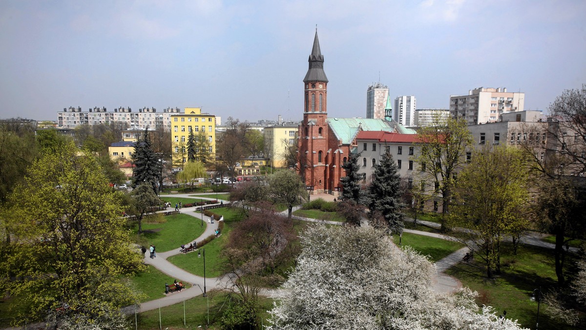 "Radio Kraków": Zbierają podpisy, wieszają na drzewach plakaty i zapowiadają protesty. Mieszkańcy krakowskiej dzielnicy Krowodrza bronią niewielkiego ale urokliwego i jedynego w ich okolicy parku. Dziś ma odbyć się spotkanie, gdzie zbierane będą podpisy protestujących przeciw zniszczeniu parku.