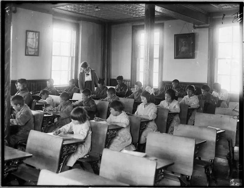 Dzieci w klasie, Indian Industrial School, Brandon, Manitoba, 1946