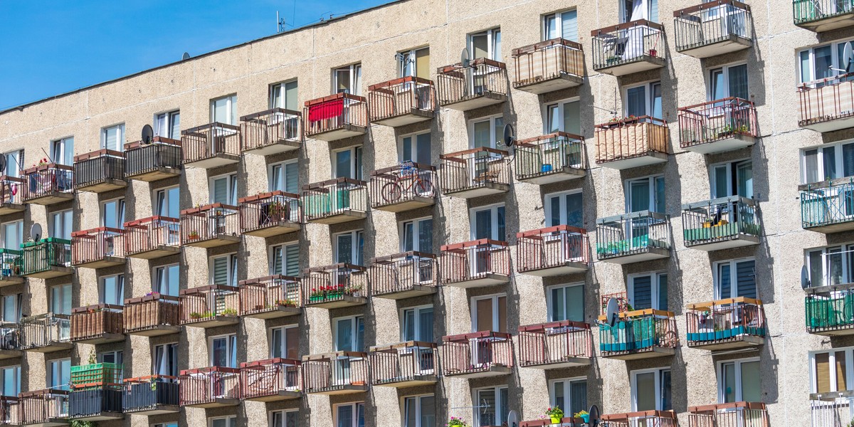 Budynek z wielkiej płyty, pełen mieszkań na rynku wtórnym