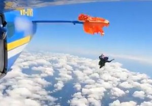 Padobranac visi sa aviona