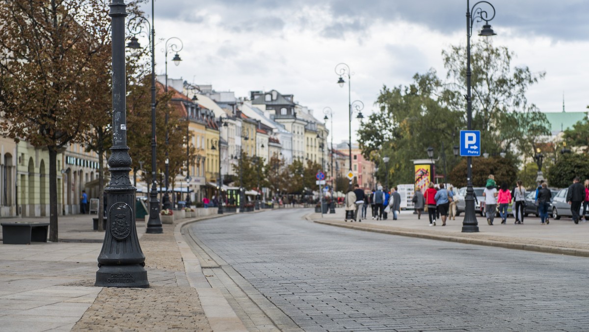 Przez dziesięć dni Krakowskie Przedmieście w Warszawie będzie zamknięte dla ruchu. Drogowcy wymienią w tym czasie zniszczoną kostkę brukową. Na trasy objazdowe skierowane zostaną autobusy komunikacji miejskiej.