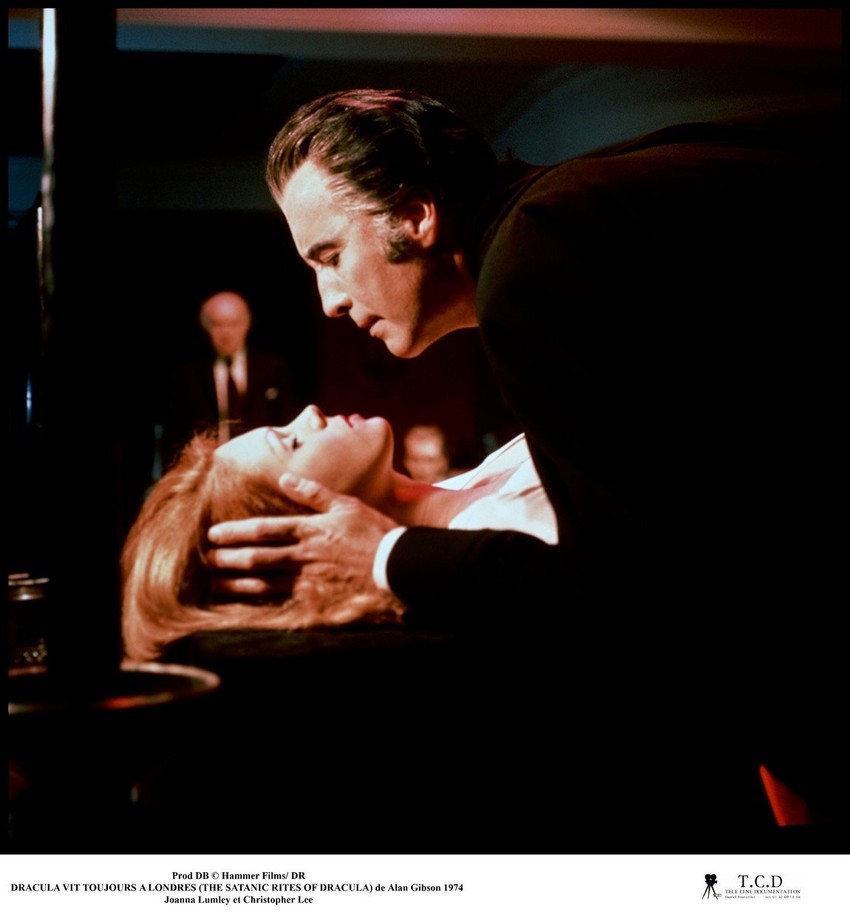 Kristofer Li kao grof Drakula i Džoana Lamli u filmu “Grof Drakula i njegova vampirska nevesta” iz 1973. godine