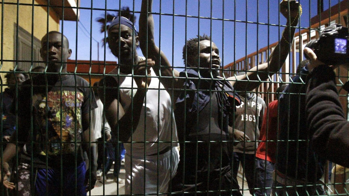 W ramach jednego z największych jak dotąd szturmów uchodźców na hiszpańską eksklawę Melilla na afrykańskim wybrzeżu Morza Śródziemnego przez jej umocnioną granicę przedarło się w środę we wczesnych godzinach rannych blisko 500 osób - poinformowały władze Melilli.