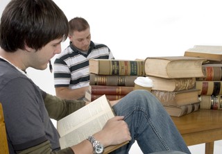 Aplikacja radcowska i adwokacka 2012 r. – zgłoszenia na egzamin wstępny