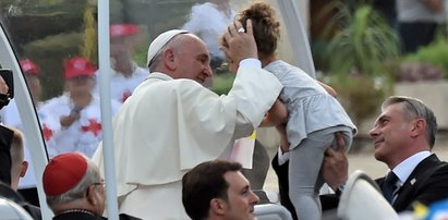 Sprzedają to, co papież Franciszek miał na sobie