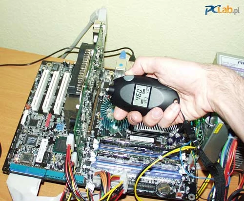 Pomiar temperatury. Na zdjęciu GeForce 6800 Ultra