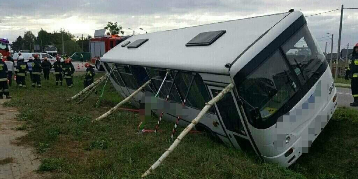 Wypadek na Podlasiu. Szkolny autobus wpadł do rowu. Dwoje dzieci rannych